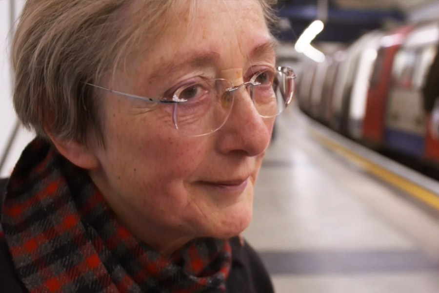 লন্ডনের সব মেট্রো স্টেশনে এখন ঘোষণা হয় ডিজিটাল প্রযুক্তিতে। এক মাত্র ওয়েস্টমিনস্টারের এমব্যাঙ্কমেন্ট স্টেশনেই রয়েছে গিয়েছে লরেন্সের সেই পুরনো কণ্ঠস্বর, ‘অনুগ্রহ করে দূরত্ব বজায় রাখুন’।