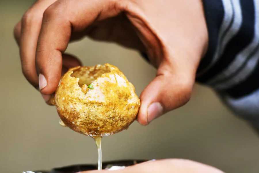 পুজোর দিনগুলোয় তাই সাধ মিটিয়ে খাওয়া-দাওয়া তো করতেই হবে! আর ঠাকুর দেখতে বেরোলে?  অবশ্যই চাই ফুচকা! 