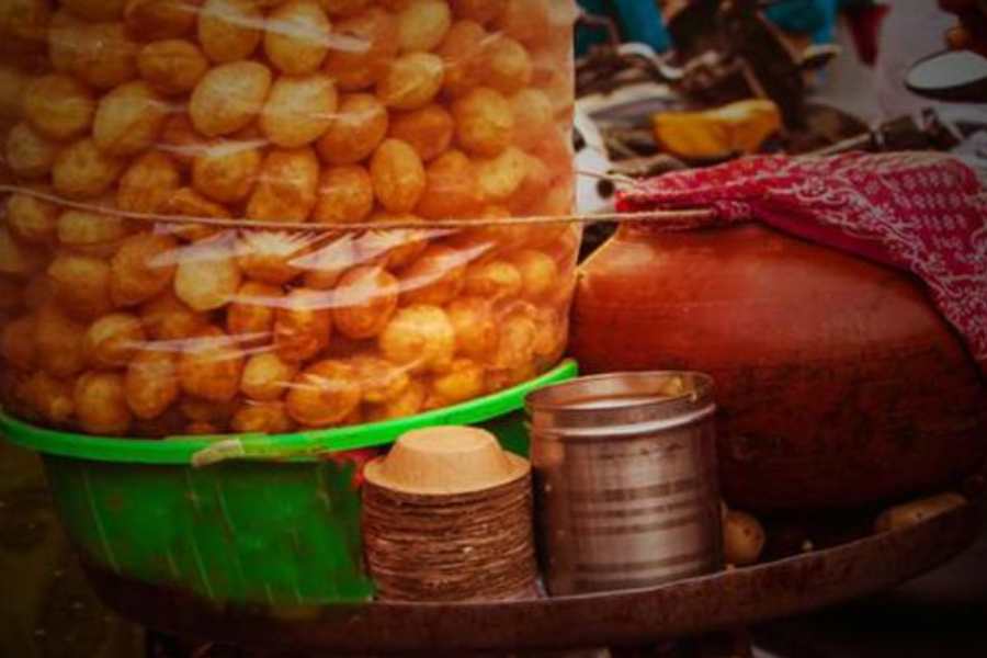 দেখলেই মন আনচান! রাস্তার ধারের ফুচকার দোকান চুম্বকের মতোই টানে! তার পর গন্ধরাজ লেবুর গন্ধ, তেঁতুল জল, ঝাল-মশলা--- সব মিলিয়ে সে এক স্বর্গীয় স্বাদ যেন!  