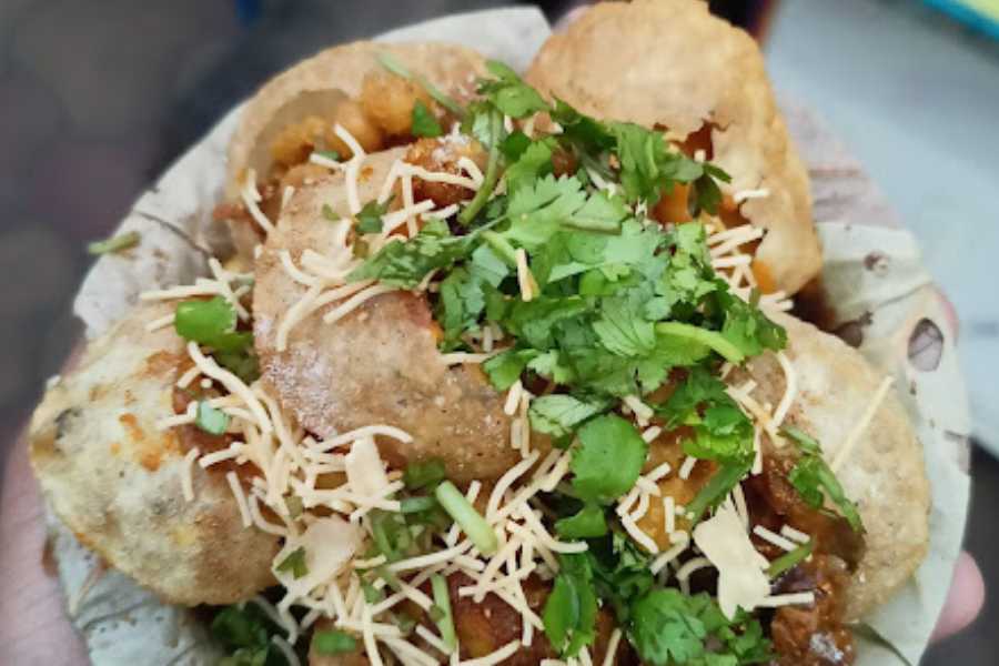 বিবেকানন্দ পার্কে দিলীপদার দোকান: কলকাতার অন্যতম সেরা ফুচকা পাওয়া যায় এখানে। যা খেতে ভিড় জমান তারকারাও। বলিউড নামীদামি বলিউড তারকাদেরও পা পড়ে! কলেজ ফেরত ছাত্রছাত্রী থেকে ফুচকাপ্রেমী মধ্যবয়স্ক, আসেন সকলেই।   