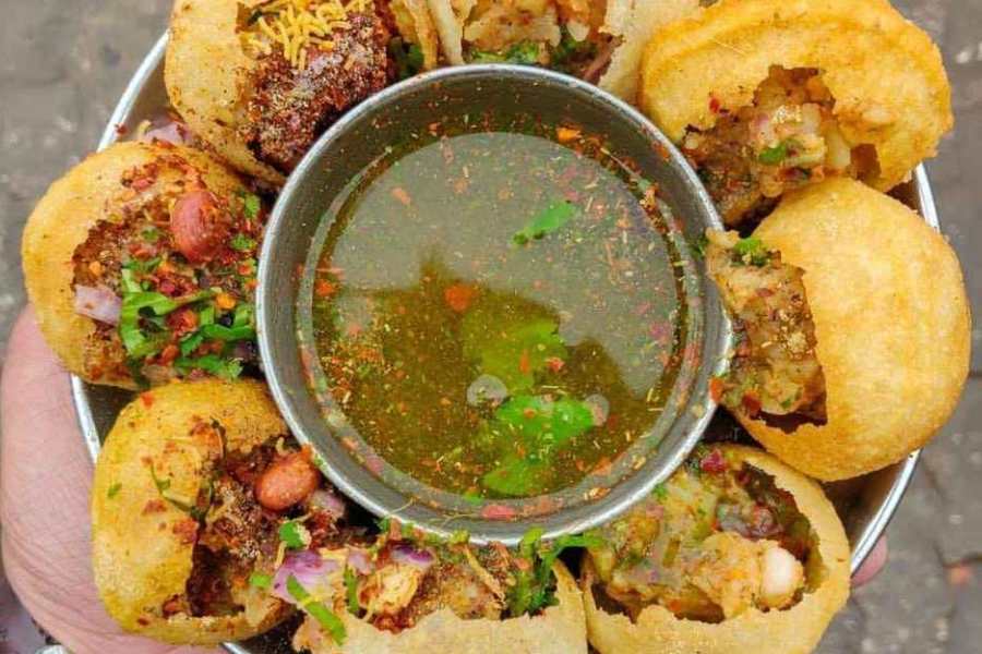 রাম গুপ্তার ফুচকা স্টল, ভিক্টোরিয়া মেমোরিয়াল: ভিক্টোরিয়া মেমোরিয়ালের পাশে এই দোকানের কথা আলাদা করে না বললেও চলে! ফুচকাপ্রেমীদের কাছে রাম গুপ্তার দোকান এক আলাদা নস্টালজিয়া। এখানকার হরেক রকমের ফুচকা আপনার মন কেড়ে নেবে।