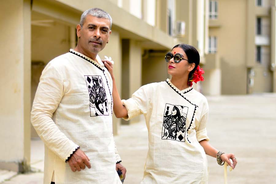 তারকাদের পছন্দে এই বছরের পুজোর চটকদার সাজের হদিস রইল এই প্রতিবেদনে। ষষ্ঠী থেকে দশমীর লুকে তাঁরা পরেছেন সাবেক ও আধুনিক নানা রকমের পোশাক। সঙ্গে বাহারি অনুসঙ্গ। সাজবেন জন্ম এ রকম?