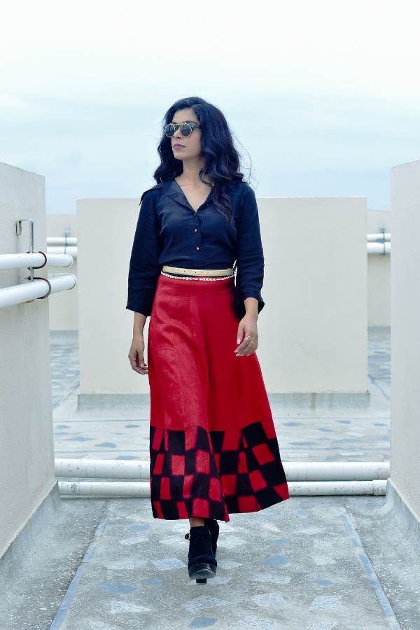 ষষ্ঠী লুকে থাক আধুনিকতার ছোঁয়া। লাল কালো প্রিন্টের ক্রেপের জামা পরে নিন, সঙ্গে থাকুক কালো রোদচশমা। 