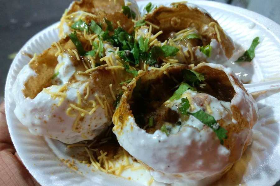 ঢাকুরিয়ায় রাজেন্দ্রের ফুচকা: প্রায় গোটা দক্ষিণ কলকাতার মানুষের কাছেই দক্ষিণাপণ লাগোয়া এই দোকান তুমুল জনপ্রিয়। দই ফুচকা ও তেঁতুল জলের ফুচকার পাশাপাশি আলাদা কদর টক-মিষ্টি ফুচকার।