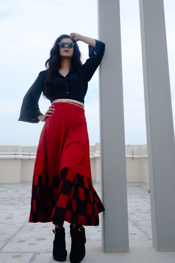 খোলা চুল আর পায়ের কালো বুটে আপনার সাজই হবে নজরকাড়া।আর কলার তোলা জামায় মেজাজটাই ঠিক বদলে দেবে ষষ্ঠীর আবহাওয়া। 