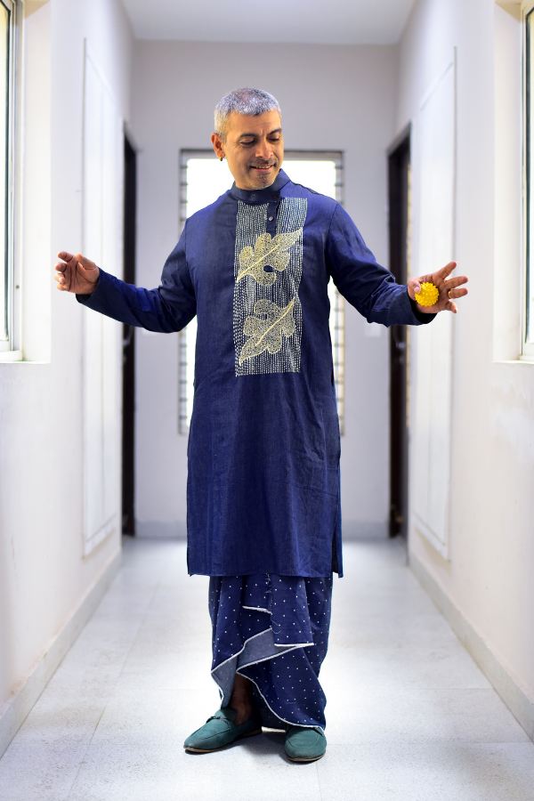 ডেনিম রঙের পাঞ্জাবিতে বুকের কাছে ঠাসা সাদা সুতোর কারুকাজ। গলা বন্ধ পাঞ্জাবিতে ষষ্ঠীর সাজ জমে ক্ষীর! 