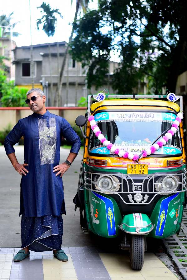 আর তার সঙ্গে? সাদা বুটির ডেনিম রঙা লুঙ্গি। ভাবাই যায় না! 