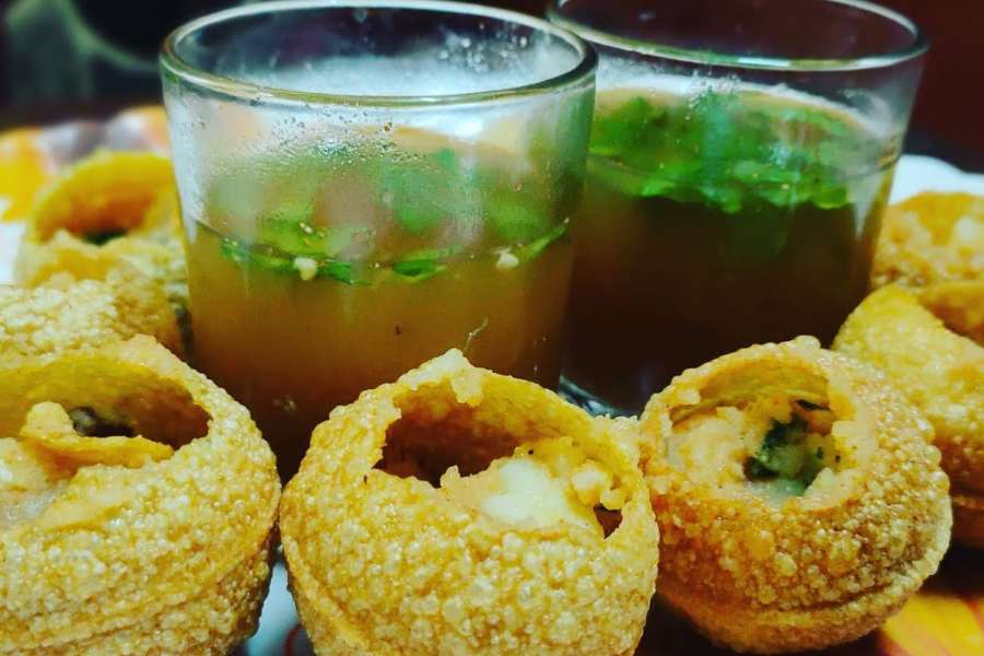 পার্ক স্ট্রিটের ম্যাক্স মুলার ভবন সংলগ্ন ফুচকা: ইদানীং হরেক রকম ফুচকা খাওয়ার চল। তবে মিন্ট এবং পুদিনার জল দিয়ে ঝাল-ঝাল ফুচকা খেতে গেলে যেতে হবে পার্ক স্ট্রিটের ম্যাক্স মুলার ভবন সংলগ্ন ফুচকার দোকানে।   