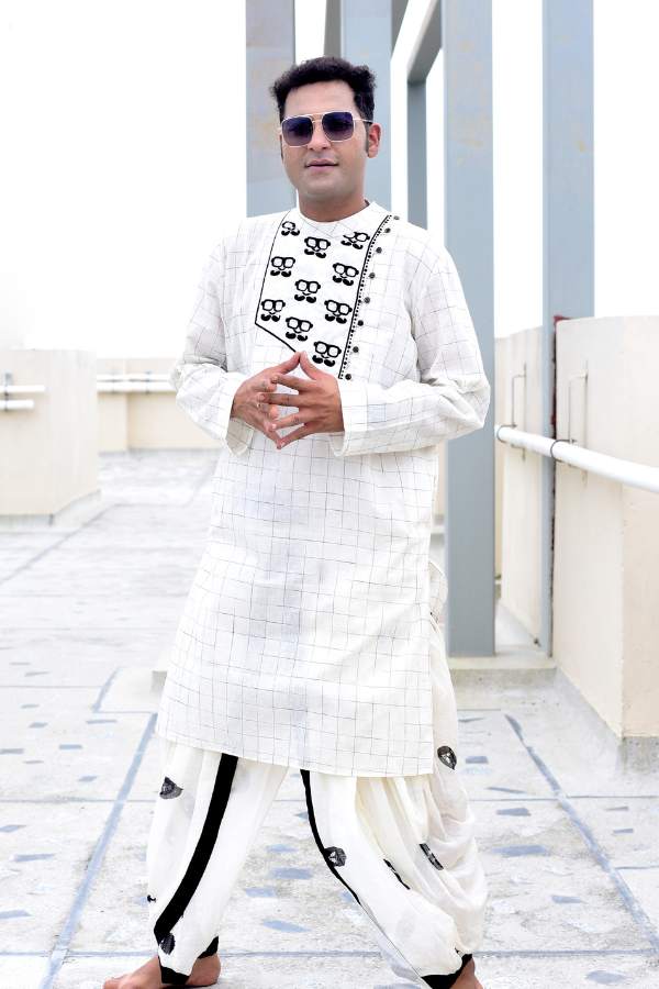 মাল সুতির প্রিন্টেড ধুতি, সাদা রঙের হাতে নকশা করা পাঞ্জাবি-- আপনি তৈরি সপ্তমীতে। সাজে থাকুক চমক আর আভিজাত্য দুই-ই!