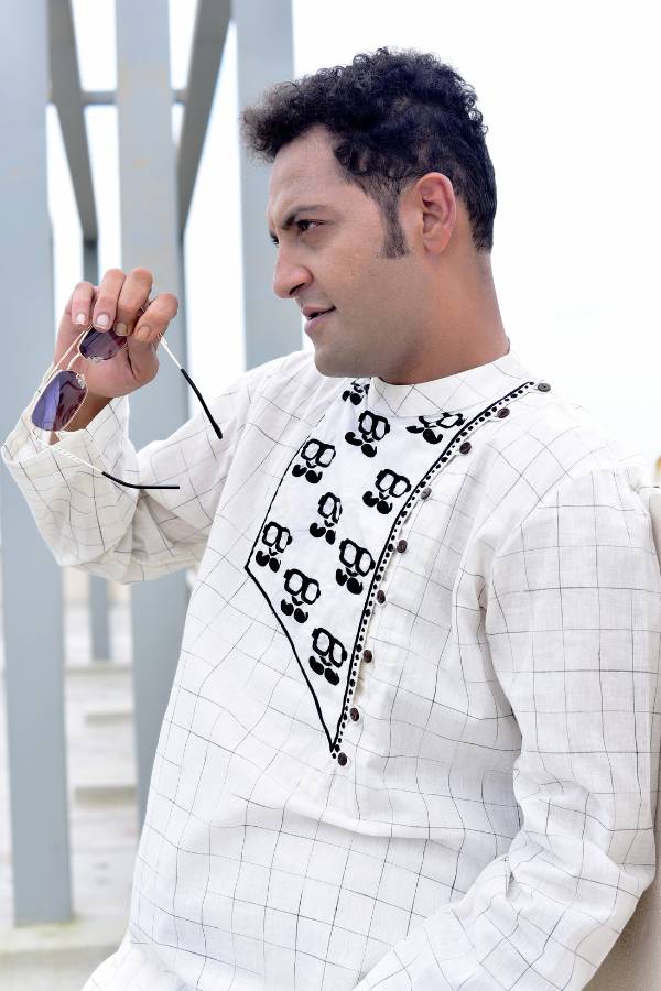 চৌকো ফ্রেমের কালো রোদচশমা আর কালো পাড়ের সাদা ধুতি। সঙ্গে দুষ্টু, মিষ্টি হাসি। ব্যস, আপনার সাজে সপ্তমী মাত!