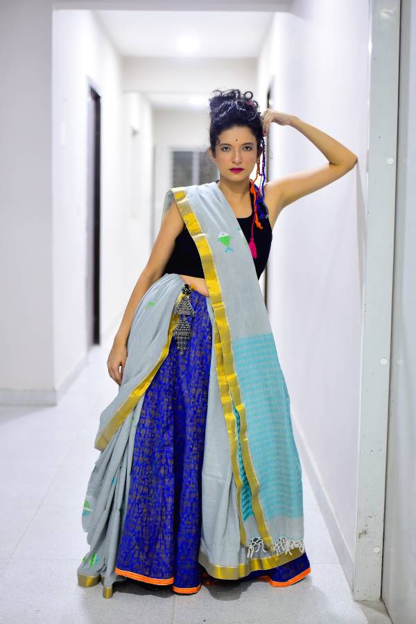 উজ্জ্বল নীল স্কার্টের সঙ্গে মাছ মোটিফের হ্যান্ডলুম খাদি শাড়ির মিশেলে ইন্দো-ওয়েস্টার্ন ধাঁচের সাজ এক্কেবারে অন্য রকম। সপ্তমীতে পুরোপুরি সাবেক সাজ অনেকেই চান না। সে ক্ষেত্রে এটাই ওঠে যাক? কালো স্লিভলেস ব্লাউজ। সঙ্গে হাতে, কানে বা গলায় অন্য কোনও গয়না না পরে কোমরে রূপোর চাবি। চুল বেঁধে উঁচু করে এলোমেলো খোঁপা। তাতে থাকুক রংবেরঙের টাসেল। 