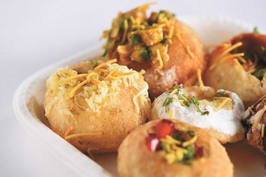 বরদান মার্কেটে কৃষ্ণকান্ত শর্মার ফুচকা: বেশির ভাগ ফুচকার দোকানে মশলা কেনা হয় বাইরে থেকে। এই দোকানের বৈশিষ্ট্য হল ফুচকায় ব্যবহার করা মশলা বাড়িতেই বানানো হয়। ফুচকাপ্রেমীদের কাছে বেশ জনপ্রিয় এই দোকান।