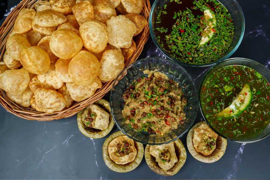 বড়বাজার থানা সংলগ্ন দোকান: এখানকার ফুচকার অন্যতম বৈশিষ্ট্য হল এখানের টক জলে হিং মেশানো হয়। যার ফলে স্বাদটাও আলাদা হয়, যা বেশ পছন্দ করেন গ্রাহকেরা।