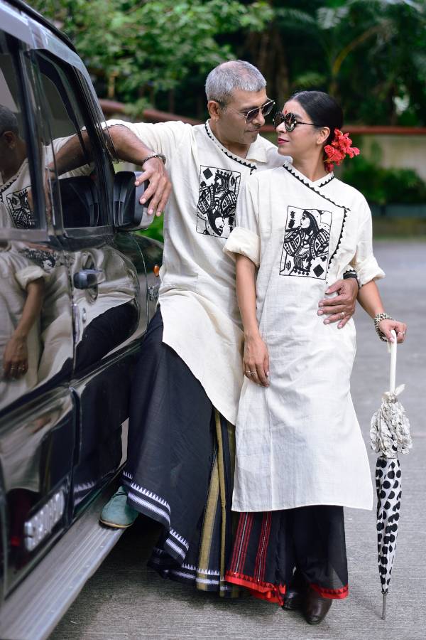 হাতে বোনা সাদা কালো মিশেলের পাঞ্জাবি পরুন আপনি ও আপনার সঙ্গী দুজনেই! সঙ্গে দু'জনের পরনেই ধুতি? চোখ টানবেন আপনারাই!