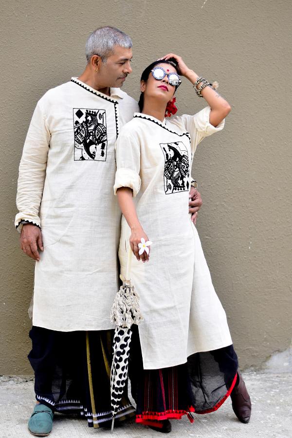 আপনার সাদা পাঞ্জাবিতে কালো সুতোয় তাসের রানি। সঙ্গীর সাদা পাঞ্জাবিতে রাজা। এমন যুগলবন্দিতে আপনাদের সাজই হবে সেরা। 