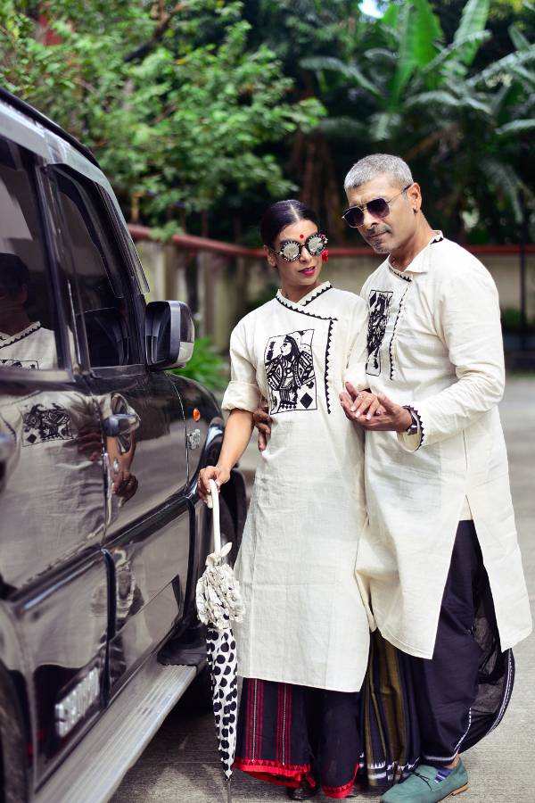 ধুতিতেও থাক চমক। সরু পাড়ের খাদি শাড়ি দিয়েই দু'জনে পরুন ধুতি। হাতে থাক সাদা কালো ছাতা!  লাল টিপ আর লাল ফুল দিয়ে খোঁপা। তাতেই আপনাদের লুক কাড়বে সবার নজর। 