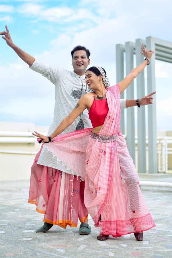 নবমীর থিম হল লাল আর সাদা। সাদা পাঞ্জাবিতে মাছের মোটিফে কালো সুতোর কাজ। সঙ্গে আপনি পরলেন গোলাপি সুতির শাড়ি, ধুতির মতো করে। 