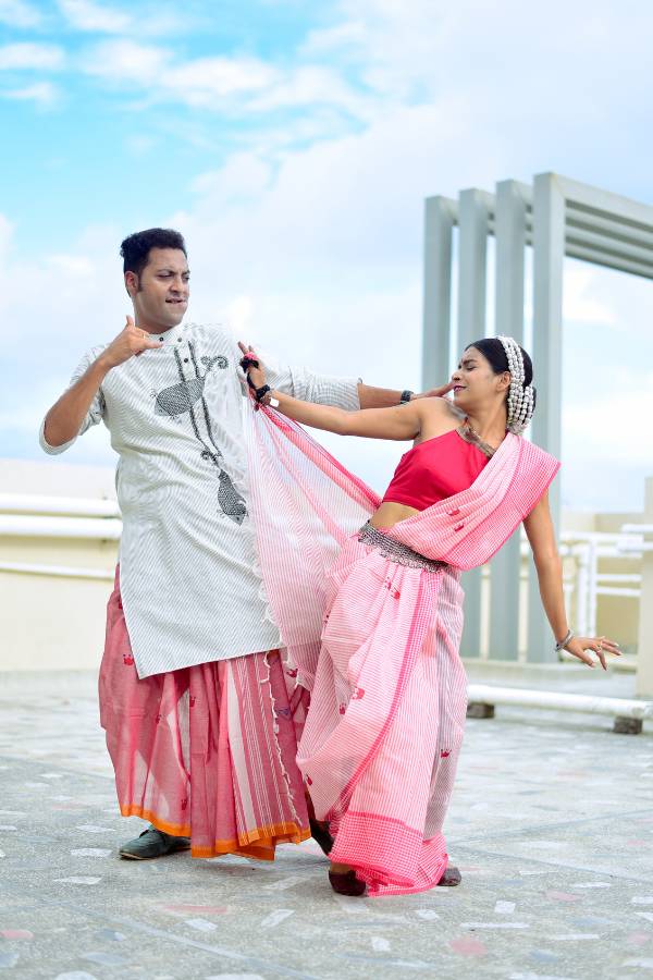 সঙ্গিনীর ঘন গোলাপি স্লিভলেস ব্লাউজ, সঙ্গে মানানসই গোলাপি শাড়ি। যোগ্য সঙ্গত রুপোলি গয়নার। 