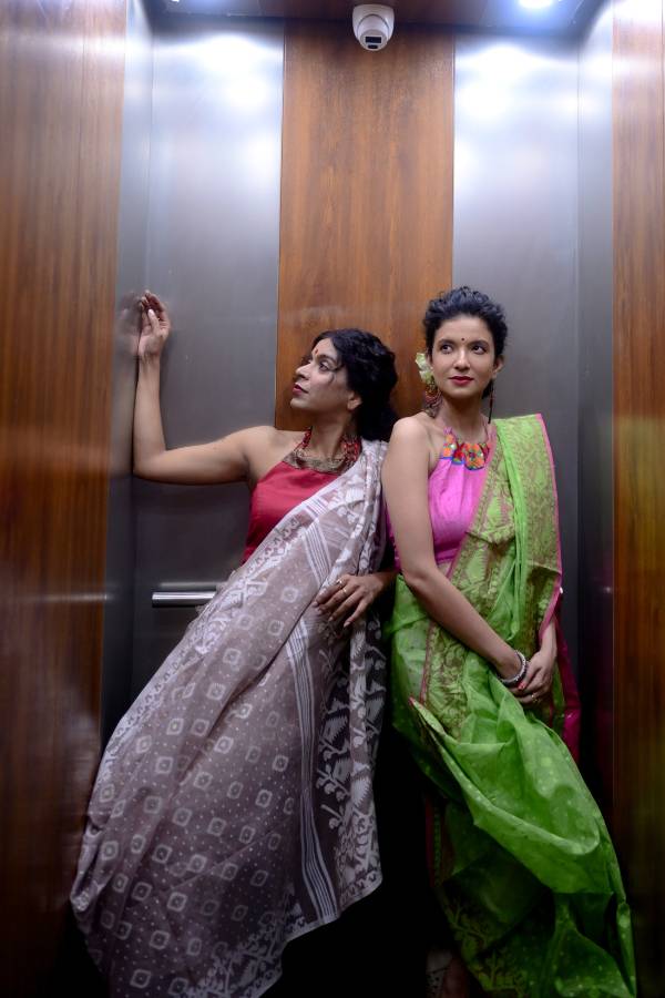 জামদানি শাড়িতে দুই বান্ধবী। এক জন সাদা শাড়ি, লাল ব্লাউজ। গয়না ও বাকি অনুষঙ্গও লালে লাল। বান্ধবী উজ্জ্বল সবুজ রঙের ঢাকাই জামদানিতে।