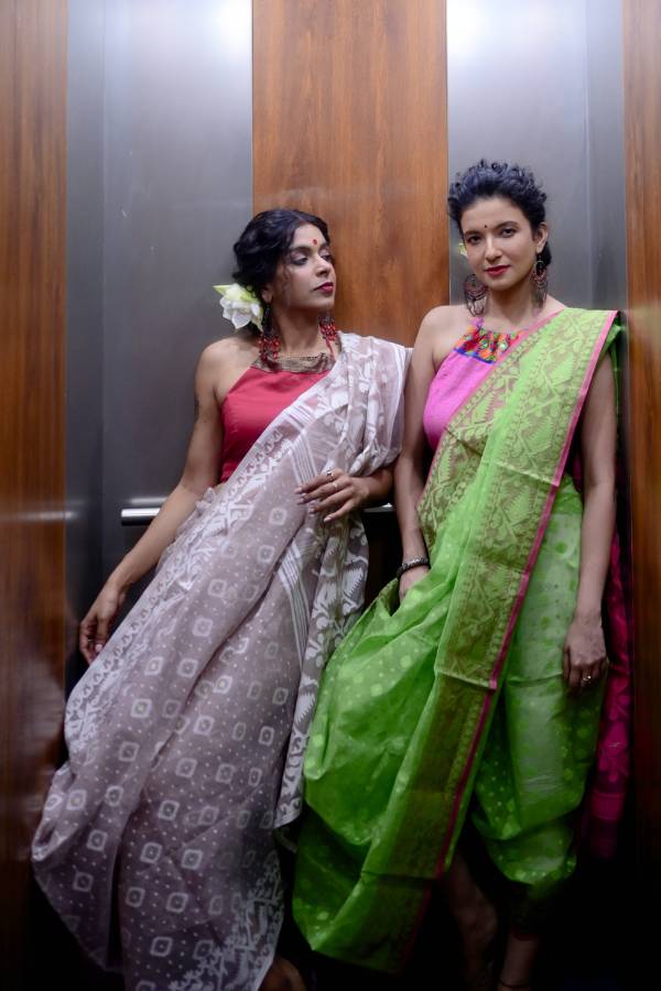 উজ্জ্বল গোলাপি ব্লাউজ আর মানানসই গয়না। বিভোর দু'জনেই। দশমী তাতেই মাতোয়ারা! 