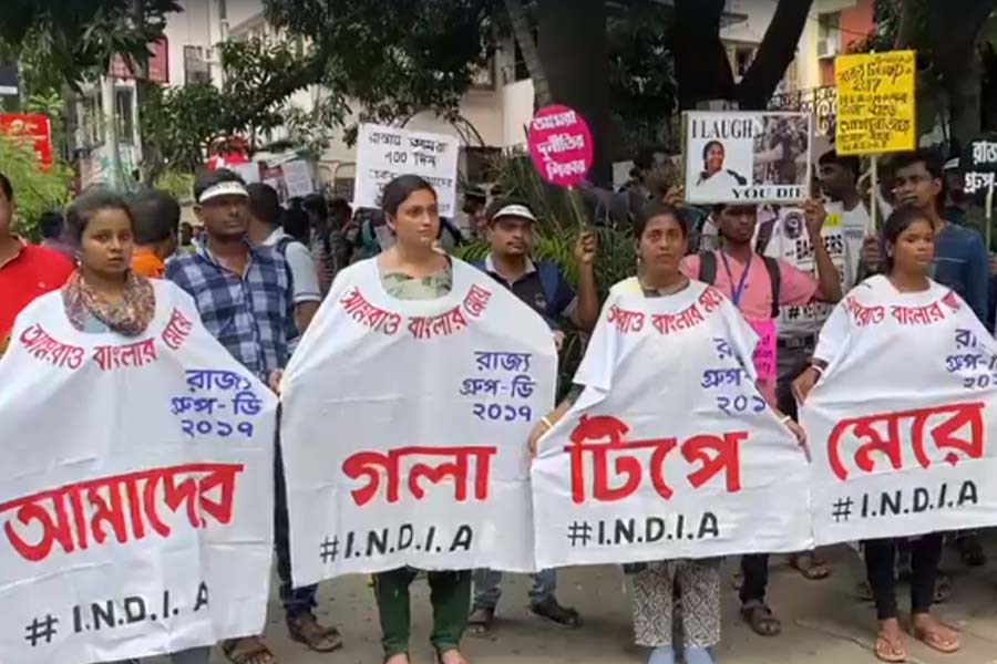 March of Group D job seekers went smoothly through Camac Street and in front of the office of Abhishek Banerjee