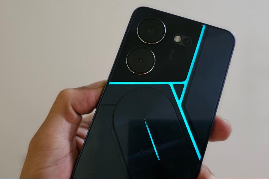 টেকনো পোভা ৫প্রো: নতুন বাজারে আসা নানা ফোনের মধ্যে এই ফোন্টি ইতিমইধ্যেই সাড়া ফেলে দিয়েছে ক্রেতাদের মধ্যে, দারুণ দামে এই ভাল মানের ফোনে রয়েছে ৬.৭৮ ইঞ্চির স্ক্রিন,  তার সঙ্গে আছে ১৬ এমপি সামনের ক্যামেরা,  পিছনের ক্যামেরা ৫০ এমপি,  র‍্যাম ৮জিবি এবং স্টোরেজ ২৫৬ জিবি। ৫০০০ এমএএইচের দারুন ব্যাটারি ব্যাকআপের সঙ্গে পাওয়া যাবে অ্যান্ড্রেয়েড ১৩ ভার্সান। 