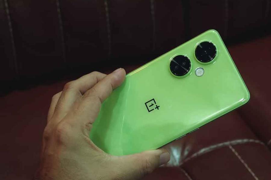 ওয়ানপ্লাস নর্ড সিই ৩ লাইট ৫জি: কোয়ালকম স্ন্যাপড্রাগন ৬৯৫ প্রসেসরের এই ফোনের স্ক্রিন ৬.৭২ ইঞ্চি এবং সামনের ক্যামেরা ১৬ এমপি আর পেছনের ক্যামেরা, ১০৮ এমপি। র‍্যাম এটীরও ৮জিবি ও স্টোরেজ ২৫৬ জিবি আর তাঁর সঙ্গে ব্যাটারি ব্যাকআপও ৫০০০। 