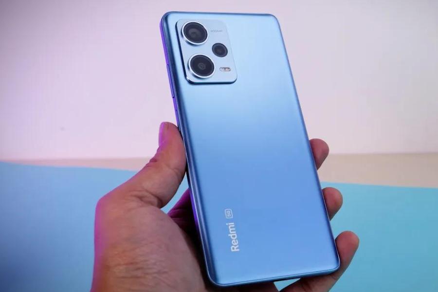 রেডমি ১২ ৫জি: কোয়ালকম স্ন্যাপড্রাগন ৪ যেন ২ প্রসেসরের এই ফোনের ৬.৭৯ ইঞ্চি স্ক্রিন রয়েছে, সঙ্গে রয়েছে ৫০ এমপি ও ২ এমপি পিছনের ক্যামেরা ও ৮ এমপি সামনের ক্যামেরা। ফোনটি ৪, ৬ ও ৮ জিবি র‍্যামে পাওয়া যাবে, আর স্টোরেজ হবে  ১২৮ জিবি আর ২৫৬ জিবি, অ্যান্ড্রয়েড ভার্সান ১৩ ও ব্যাটারি ব্যাকআপ ৫০০০ এমএএইচ। দাম শুরু ১১,৯৯৯ টাকা। 