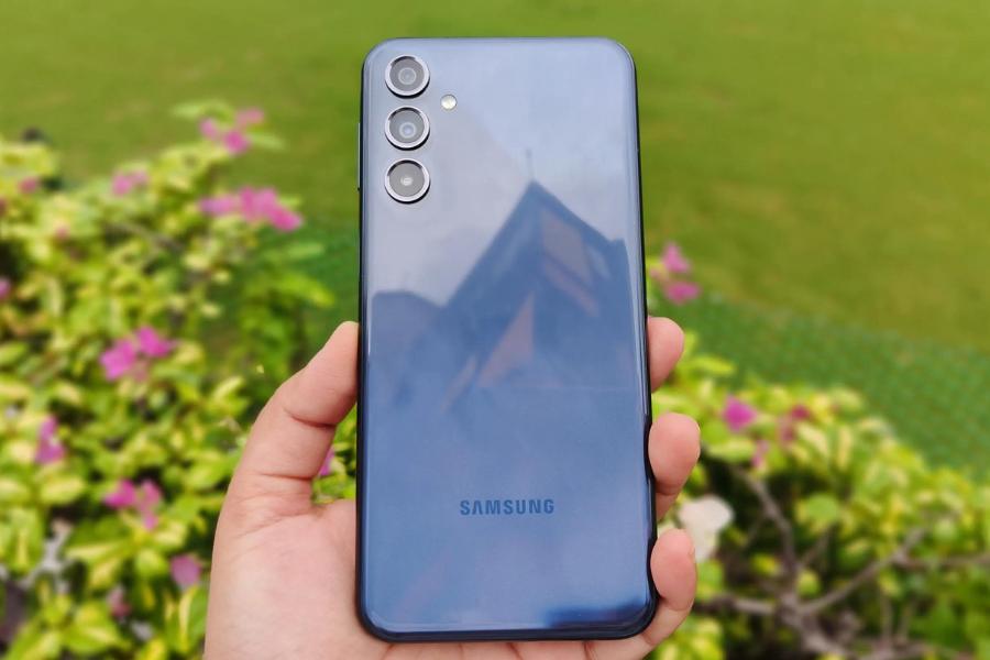 স্যামসং গ্যালাক্সি এম৩৪ ৫জি: কিছু ক্রেতা থাকেন,  যাঁরা বরাবর স্যামসংয়ের ফোন ব্যবহার করতেই পছন্দ করেন। তাঁদের জন্য ২০০০০ হাজার টাকার মধ্যে এই ফোনটি আদর্শ। এতে রয়েছে ৬.৫ ইঞ্চি স্ক্রিনের সঙ্গে অক্টা কোর প্রসেসর, সামনের ক্যামেরা ১৩ এমপি এবং পিছনের ক্যামেরা ৫০ এমপি ও ৮ এমপি। র‍্যাম পাওয়া যাবে ৬ জিবি ও ৮জিবি দুরকমই,  তার সঙ্গে স্টোরেজ থাকবে ১২৮ জিবির। ব্যাটারি ব্যাকআপ এটির খুবই ভাল,  ৬০০০ এমএএইচ। 