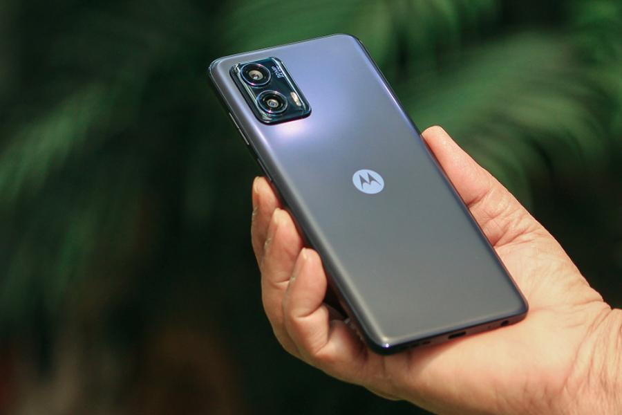 মোটো জি ৭৩:  ৬.৫০ ইঞ্চি স্ক্রিনের  এই ফোনের প্রসেসর আছে মিডিয়াটেক ডিমেন্সিটি ৯৩০, সাম্নের ক্যামেরা ১৬ এমপি আর পিছনের ক্যামেরা ৫০ এমপি ও ৮ এমপি। র‍্যাম ৮ জিবি আর স্টোরেজ ১২৮ জিবি, ব্যাটারি ব্যাকআপও বেশ ভাল,  ৫০০০ এমএএইচ। 