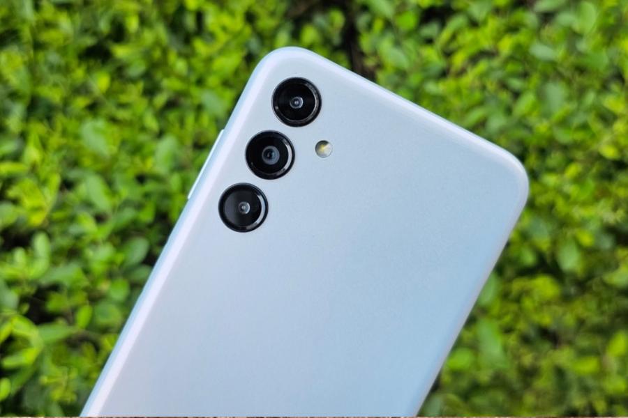 স্যামসাং গ্যালাক্সি এম১৪:  স্যামসাঙের এই ফোনটিও দামের মধ্যে খুবই ভাল হতে পারে। ৬.৬ত ইঞ্চি স্ক্রিন, ১৩ এমপি সামনের ক্যামেরা ও পিছনের ক্যামেরা ৫০ এমপি,  সঙ্গে রয়েছে অক্টা কোর প্রসেসর। সঙ্গে পাওয়া যাবে অ্যান্ড্রয়েড ১৩ ভার্সান, ৬০০০ এমএএইচ ব্যাটারি ব্যাকআপ।