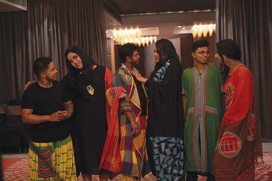 তাঁদের নিজেদের হাসি ঠাট্টা,  খুনসুটি,  আলাপচারিতা আর আলোচনার মধ্যে সবাই মিলে ভাগ করে নিলেন নিজেদের সুখ দুঃখের গল্প,  নিজেদের জীবনের বদলে যাওয়া সংজ্ঞা, আরও কত কী! সঙ্গে তাঁদের সাজগোজও ছিল ছকভাঙা,  একদম অন্য রকম।কারও কারও মধ্যে গড়ে উঠছে বন্ধুত্ব,  কারও বা চোখে প্রেমের ইশারা। নিজেদের মতো করে নিজেদের খেয়াল-খুশিতে থাকেন তাঁরা। তাঁদের সাজ থেকে পছন্দ-অপছন্দ সব কিছু নিয়েই তাঁরা খোলামেলা।  