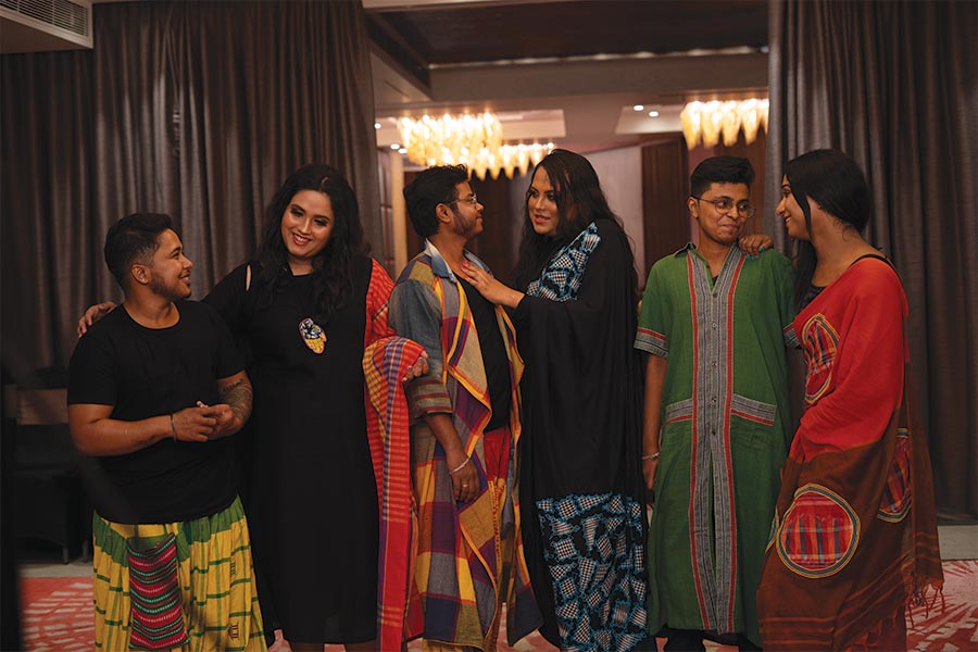 আনন্দবাজার অনলাইনের সঙ্গে এক ঘরে,  এক সঙ্গে আজ তাঁরা আলোচনায়। এই গোলটেবিলে যেমন ছিল তাঁদের কাজের আলোচনা, তেমনই তাঁদের সাজ নিয়েও ছিল কত ভাবনা চিন্তা। তাঁদের পুজোর সাজ অনেক বাঁধ ভাঙবে বলেই তাঁদের বিশ্বাস।