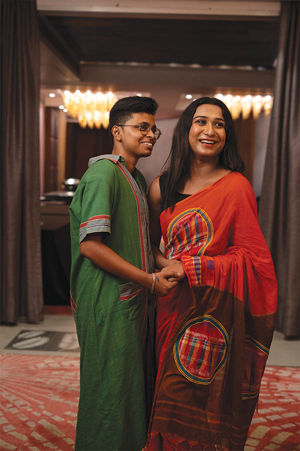 রূপান্তরকামী মানুষদের জীবনের পথে প্রতিটি বাধা বিপত্তি আর সংজ্ঞা নিয়ে সোচ্চার দেবাংশী ও তাঁর লাজুক সঙ্গী শান,  দু’জনেই ভাগ করে নিলেন নিজেদের জীবনের অনেক গল্প।