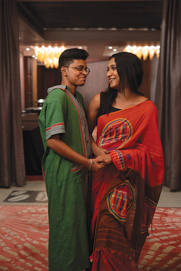 পুজোর সাজ হিসেবে শান বেছে নিলেন সবুজের সঙ্গে ধূসর,  লাল আর কালো কারুকাজের লম্বা কুর্তা,  সামনে প্যাচ ওয়ার্কের পকেট।দেবাংশীর পছন্দ লাল টকটকে শাড়ি।জুটিতে দারুণ মানিয়েছে পুজোর সাজে। 