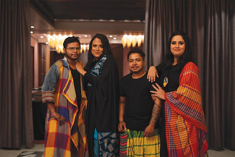 শুধু তারাই নন,  তাঁদের সঙ্গে ছিলেন উজান পাল,  ঋষি ঘোষ, কিজু সাহা এবং শক্তি বন্দ্যোপাধ্যায়। সবাই সেজেছিলেন অন্য রকম সাজে। সুতির পোশাকে উজ্জ্বল মোটিফ, প্রত্যেকের সাজ যেন বলে দিচ্ছে তাঁদের কাহিনি। 