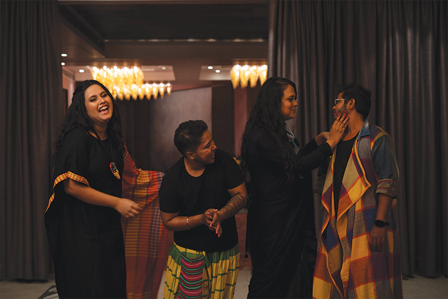 কেউ পরেছেন অন্য রকমের কেতার ড্রেস,  কারও বা গায়ে উজ্জ্বল শ্রাগ। শাড়ি থেকে সাদামাঠা ধুতি প্যান্ট,  তাঁদের সাজ এই বছর নতুন এক ধারা সৃষ্টি করতে পারে রূপান্তরকামীদের পুজোর অভিজ্ঞতায়। 