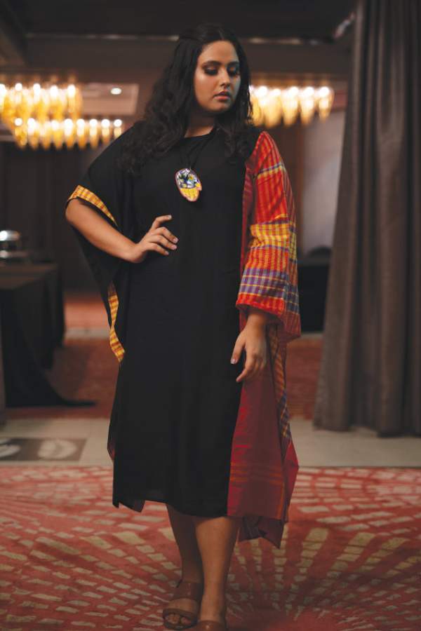 তাঁর পোশাকও তাই সেই রকমই ছকভাঙা। কালো পোশাকের সঙ্গে অন্য প্রিন্টের রংবেরঙের কাফতান হাতা, আর গলায় ঝলমলে রঙের হার। তাঁর পুজোর সাজ উজ্জ্বল, চটকদার। 