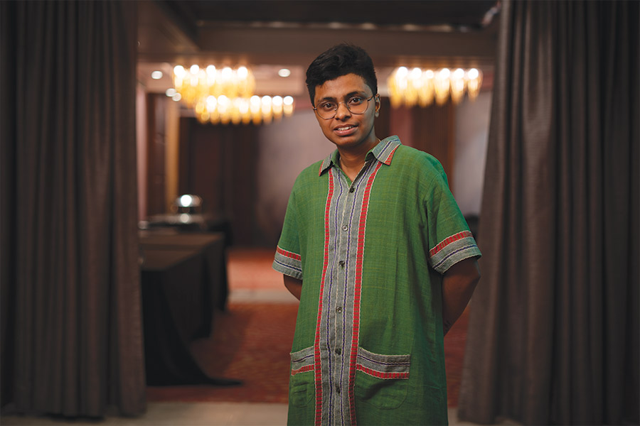 শার্টের মতো ধূসর, সবুজ আর লালের মিশেলে কুর্তা পরেছেন শান। তাঁর জীবনেও রয়েছে অনেক অপ্রিয় সম্পর্কের অভিজ্ঞতা, কিন্তু সেই সব পেরিয়ে আজ তিনি পুজোর আমেজে অন্য মুডে। 