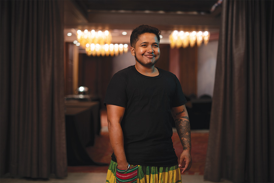 উজান পছন্দ করেন ছিমছাম পুজোর সাজ, বেশি জমকালো তাঁর না-পসন্দ। তাই কালো টিশার্টের সঙ্গে তাঁর পরনে রয়েছে উজ্জ্বল সবুজ-হলুদ রঙের ধুতি প্যান্ট। মিষ্টি হাসিতেই মাত তাঁর পুজোর সাজ।