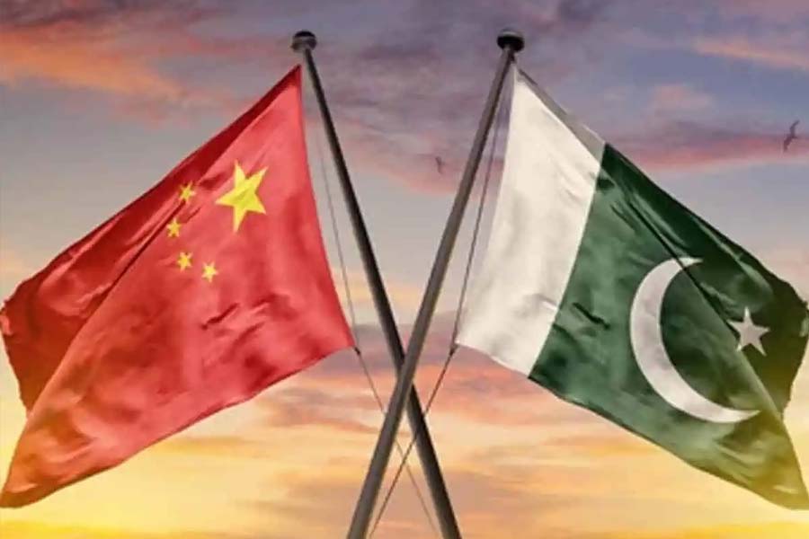 ভারতের সঙ্গে বিরোধের সূত্রেই ঘনিষ্ঠ পাকিস্তান এবং চিন। এই দুই দেশের ‘অন্তরঙ্গ বন্ধুত্বের’ কথা কারও অজানা নয়। পাকিস্তানে একাধিক প্রকল্পের সূচনা করেছে চিন। অতীতে অনেক আর্থিক সাহায্যও বেজিংয়ের থেকে পেয়েছে ইসলামাবাদ। 