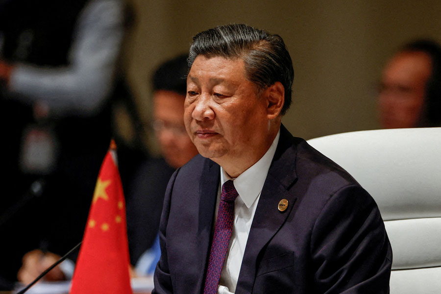 চিন-পাকিস্তানের সেই গাঢ় বন্ধুত্বে কি এ বার ফাটল ধরতে চলেছে? সাম্প্রতিক কিছু ঘটনাপ্রবাহ তেমনই ইঙ্গিত দিচ্ছে। অনেকেই বলছেন, চিন এ বার হয়তো পাকিস্তানের দিক থেকে মুখ ফিরিয়ে নিতে চলেছে।