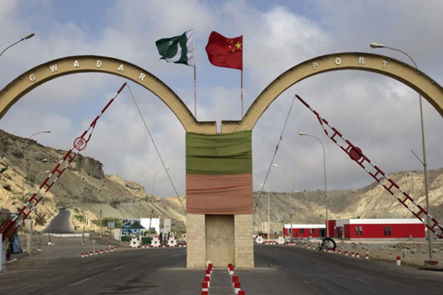 পাকিস্তানে ৩০০০ কিলোমিটারের চিন-পাকিস্তান ইকনমিক করিডরে (সিপিইসি) বিপুল বিনিয়োগ করেছে জিনপিং সরকার। এই প্রকল্পের মাধ্যমে এক দিকে যেমন চিনের আর্থিক লাভ হচ্ছে, তেমন পাকিস্তানেও কর্মসংস্থান এবং বাণিজ্যিক উন্নয়ন হচ্ছে।