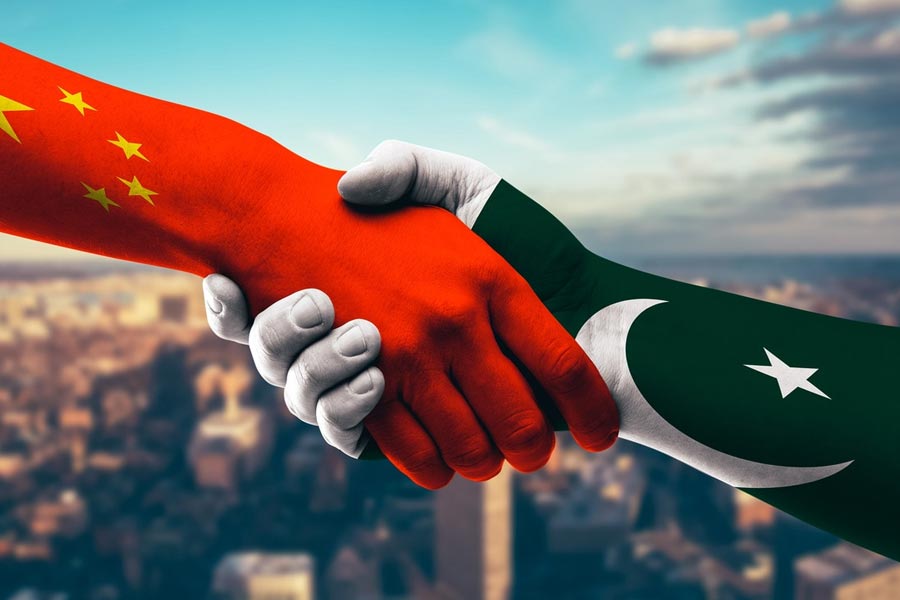 এ কথা অস্বীকার করার উপায় নেই যে, সঙ্কটের দিনে পাকিস্তানের পাশে দাঁড়িয়েছিল চিন। বিশ্ব অর্থভান্ডারের সাহায্য না পেয়ে পাকিস্তান যখন চরম অর্থনৈতিক সঙ্কটের মুখোমুখি, তখন চিনই সাহায্যের হাত বাড়িয়ে দেয়। 