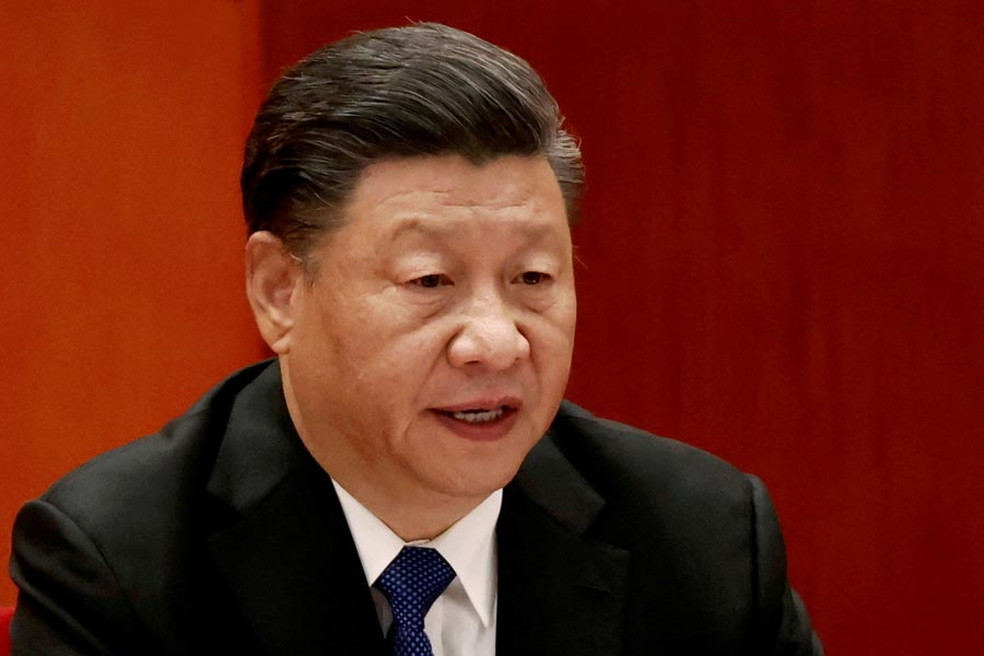 ২০১৩ সালে চিন এবং পাকিস্তানের বাণিজ্যিক বন্ধন হিসাবে সিপিইসি ঘোষণা করা হয়েছিল। ২০১৫ সালে জিনপিং পাকিস্তানে গিয়ে এই প্রকল্পের আনুষ্ঠানিক সূচনা করেন। পরে আফগানিস্তানেও এই প্রকল্পের সম্প্রসারণ করে চিন। 