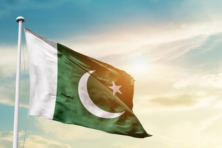 পাকিস্তানের অর্থনৈতিক স্থিতিশীলতার ক্ষেত্রে সবচেয়ে গুরুত্বপূর্ণ চিনের ভূমিকা। চিনের সহায়তাতেই মাথা তুলে দাঁড়াতে পেরেছে ইসলামাবাদ। এই পরিস্থিতিতে চিন হাত গুটিয়ে নিলে ফাঁপরে পড়তে হবে পাকিস্তানকে। 