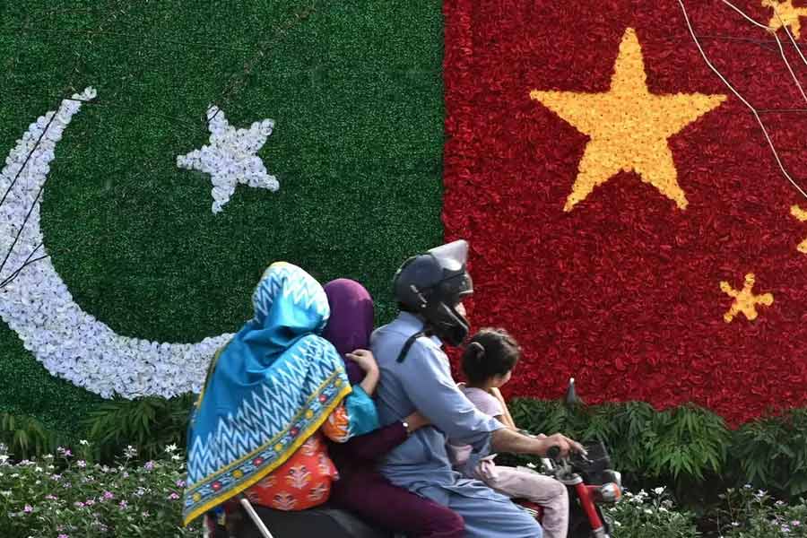 সেই কারণে আপাতত চিনের মন জুগিয়ে চলার নীতিই নিয়েছে ইসলামাবাদ। চিনের দাবি অনুযায়ী তারা কাজ করছে। পাকিস্তানে চিনের যে বিপুল বিনিয়োগ রয়েছে, তার কথা মাথায় রেখেই চিনও সম্পর্ক একেবারে ছিন্ন করবে না, মত বিশেষজ্ঞদের। 