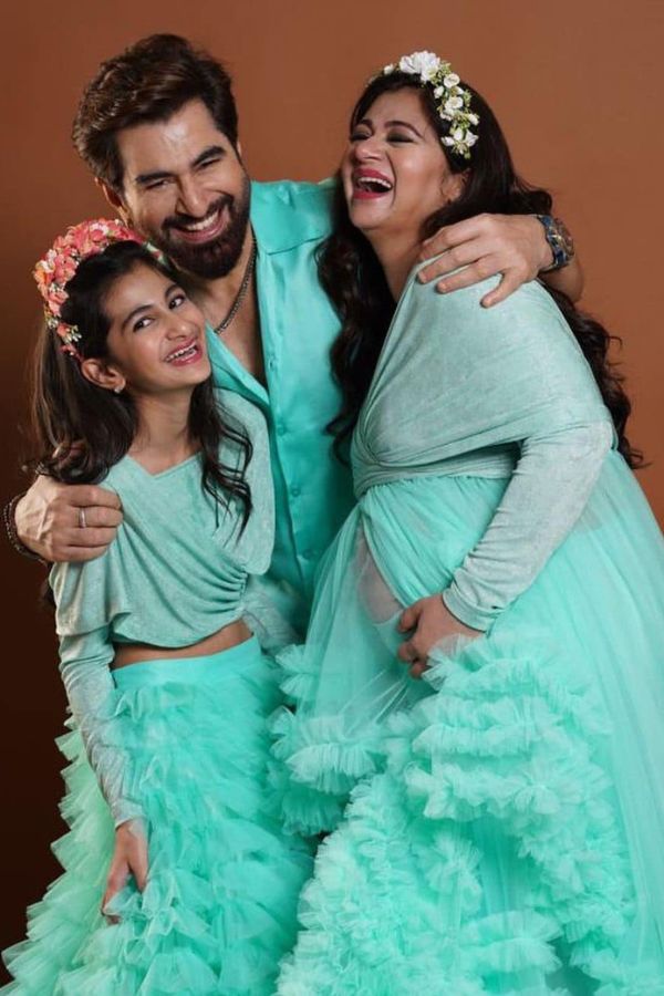 মাতৃত্বকালীন শুট শুধু জিৎ নয়,  সঙ্গী ছিলেন তাঁর স্ত্রী মোহনা ও মেয়ে নভন্যাও। হাসি খুশিতে উজ্জ্বল পরিবার নতুন সদস্য আসার আনন্দে আপ্লুত। 