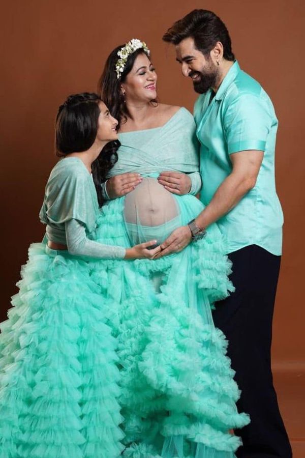 সমুদ্র নীল রঙের পোশাকের থিমে সেজে উঠেছিলেন তিন জনেই। মা মেয়েকে সঙ্গে নিয়েই বাবা জিৎ নায়কের ভূমিকা ছেড়ে যেন একেবারে ঘরোয়া মানুষ। 