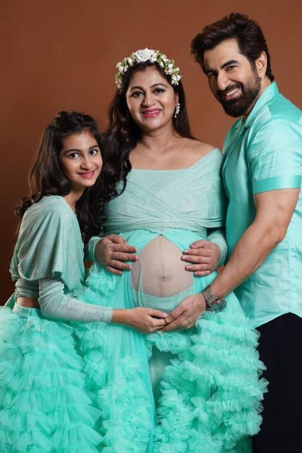 মেয়ে ও মা একই রকম গাউনে সেজেছেন। সমুদ্রের ঢেউয়ের মতো গাউন পরনে  তাঁরা দুজনেই আনন্দে উজ্জ্বল। মাথায় ফুলেল হেডব্যান্ড, মা ও মেয়ের সাজে অনেক মিল। 